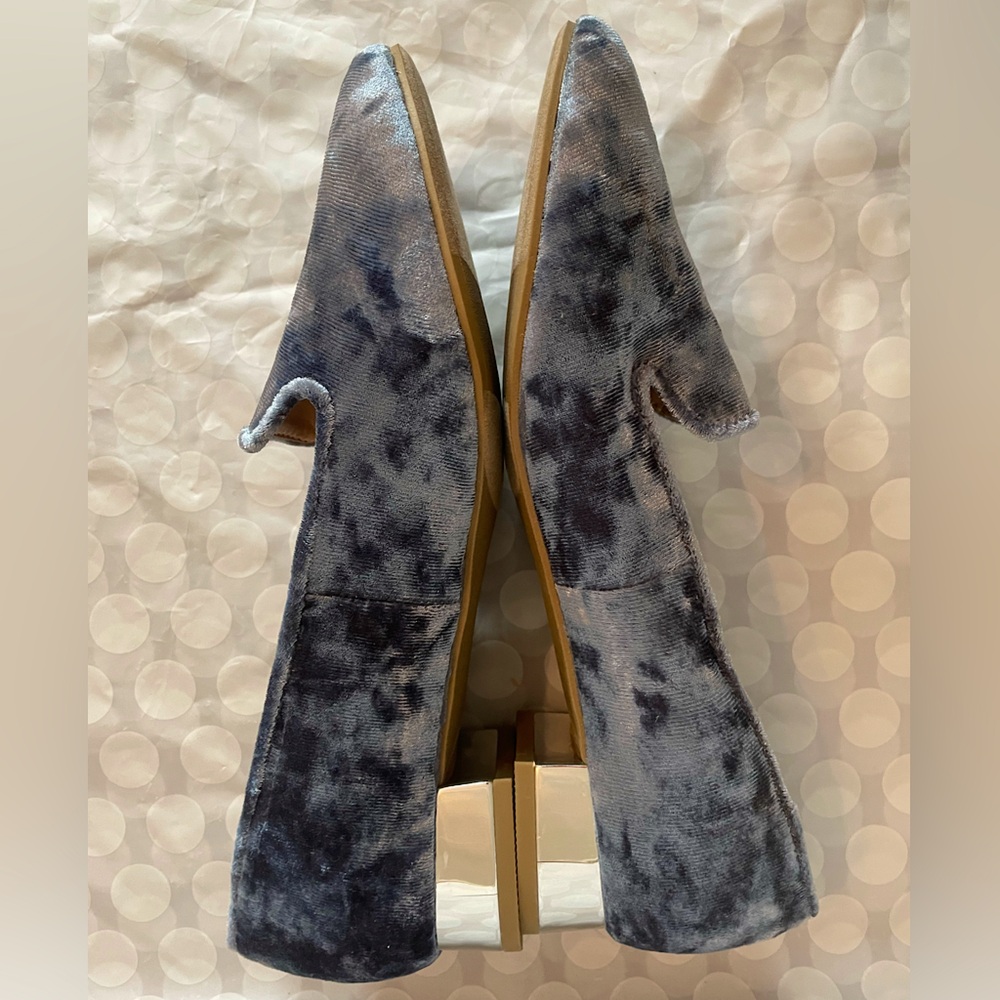 MOVING SALE! Gorgeous sky blue flats with small silver heel. Size 7